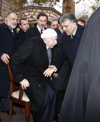 Kalp krizi sonucu vefat eden işadamı Hasan Kalyoncu (59) için düzenlenen cenaze töreni Cumhurbaşkanı Abdullah Gül-Necmettin Erbakan buluşmasına sahne oldu.