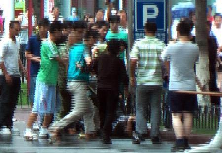 Doğu Türkistan'da şiddet dünyanın gözü önünde sürüyor. Bir Uygur gencinin Çinli grup tarafından linç edilmesi kameralara böyle yansıdı. Olaya seyirci kalan polis kimseyi gözatına almadı.