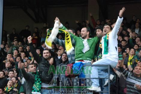 Türkiye'de de geçen yıl Akhisar Belediyespor-TKİ Tavşanlı Linyitspor maçında, bir taraftara stada soktuğu ve ''kulaklarından tuttuğu tavşanı sahaya düşürdüğü'' gerekçesiyle 1.505 lira para cezası verildi.