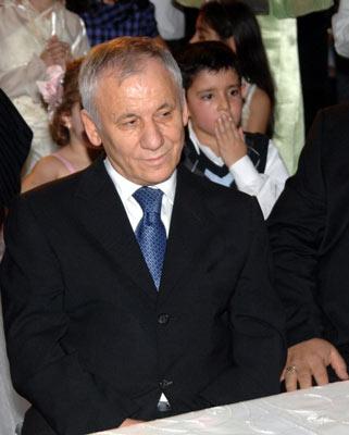 Karagümrük Çetesi olarak bilinen organize suç örgütünün lideri olduğu iddiasıyla cezaevinde tutuklu bulunan Nuriş lakaplı Nuri Ergin'in kızı Gözde Ergin (22), yine kendisi gibi Karagümrüklü olan Erdinç Şen (24) ile dünyaevine girdi. Susurluk hükümlüsü, Ergenekon sanığı Sami Hoştan'ın çiftin şahitliğini yaptığı nikaha, organize suç örgütü lideri olduğu ididasıyla cezaevinde bulunan Sedat Şahin de çelenk gönderdi.