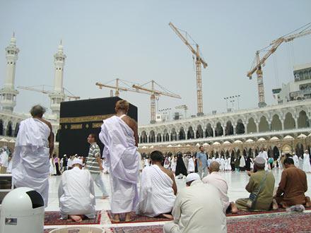 Kabe vinçlerin gölgesinde kaldı