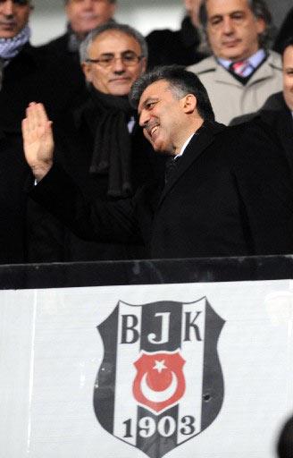 Beşiktaş'ın İnönü'de G.Birliği ile oynadığı maçı Cumhurbaşkanı Abdullah Gül de şeref tribününden izledi.