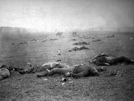 Timothy H. OSullivan'ın Amerikan iç Savaşının en kanlı cephe savaşlarından Gettysburg Muharebesi'nde çektiği bu kare aynı ülke insanlarının birbirini nasıl doğrayabildiğinin ölümsüz simgesi oldu