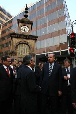 ir dizi resmi ziyaret için Meksika'da bulunan Başbakan Recep Tayyip Erdoğan, Osmanlı kolonisinin 1910 yılında başkent Mexico City'e hediye ettiği saat kulesini ziyaret etti.