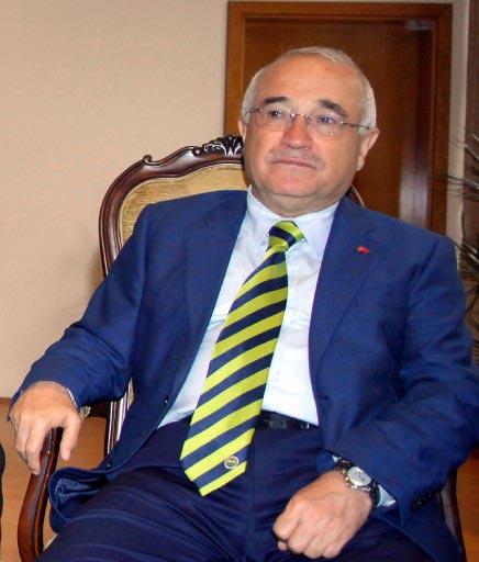 MÜSİAD Başkanı ve yönetim kurulu üyeleri, Bakan Kavaf'ı ziyaret etti. Kavaf, 'kadın sünneti' iddialarını eleştirdi. Ziyarete eşlik eden Bakan Cemil Çiçek'in tuttuğu takım da belli oldu.