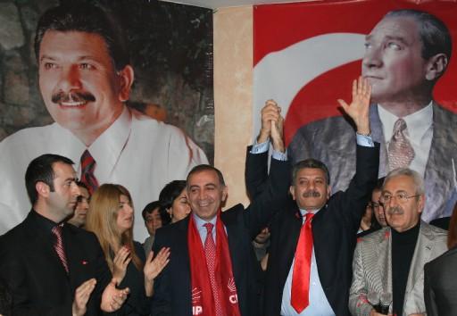 CHP'li Günsel Tekin başörtülü adaya rozet taktı, Bahçelievler adayının Mimar Saffet Bulut olduğunu açıkladı.