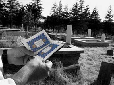 KABİR NİMETLERİ NELERDİR? 3. Kabir nimetleri: Kabirde de mümine bir takım nimetler verileceği yine Kur'ân ve hadislerde haber verilmektedir. Bu nimetleri şöylece sıralayabiliriz: Yedi kat göklere mü'minin ruhu yükselir. (Müsned, 4/287-288) Mü'mine cennetteki makamı gösterilip Cennete bir kapı açılarak oradan Cennetin güzel kokusu gelir. (Buhârî, Cenâiz 86) Kabir çok genişler. (Müslim, Cennet 17) Kabir salih amellerle; namaz ve Kur'ân ile aydınlanır. (Buhârî, Salat 72