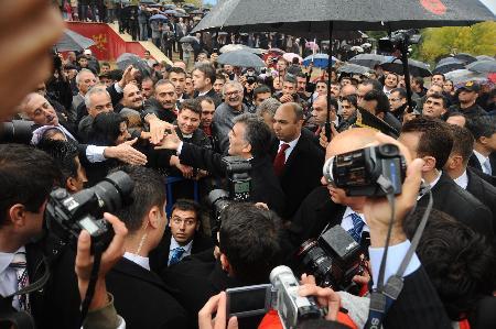 Cumhurbaşkanı Abdullah Gül, Tunceli'de coşkuyla karşılandı. Vatandaşlarla sohbet eden ve tek tek hal hatır sorarak kucaklaşan Gül, 'Sen hoşgeldin Sayın Cumhurbaşkanım, başımızın üstünde yerin var'' yazılı dövizlerle karşılandı.