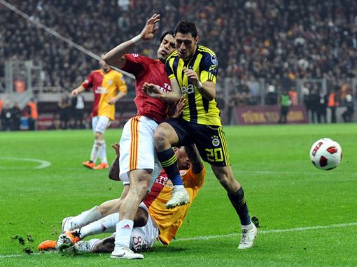 İlk yarıda sarı-kırmızılı ekibin agresif ve tempolu futboluna ayak uyduramayan sarı-lacivertli ekip, 14. dakikada kalesinde gördüğü gole yanıt veremedi.