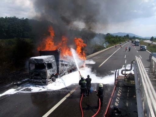 Düzce TEM Otoyolu Gümüşova Yeşilyayla köyü mevkisinde cayır cayır yanan tanker nedeniyle yol bir süre araç trafiğine kapatıldı.