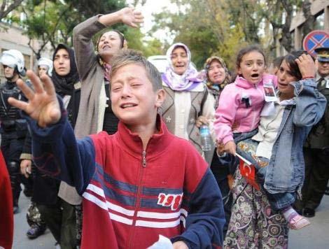 Hakkarinin Şemdinli İlçesi Aktütün Sınır Karakoluna terör örgütünce düzenlenen saldırıda şehit olan Jandarma Astsubay Çavuş Hasan Önalın memleketi Eskişehirde cenaze töreni düzenlenmişti. Cenaze törenine katılan şehidin 5 yaşındaki yeğeni Kubilay Önal