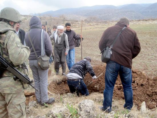 PKK'lı oldukları gerekçesiyle öldürülen köylülerin cesetleri 19 yıl sonra gün yüzüne çıkartıldı. JİTEM'in infaz ettiği öne sürülen kocasını şalvarından tanıyan kadın, sevinçten baygınlık geçirdi!