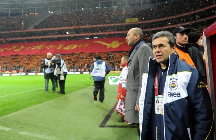 Bilica ile Baros arasında bir ilişki var galiba. Aldığı her topu ona veriyor. Aykut Kocaman oyundan alsa GS bir kişi eksik kalacak! (Bir Fenerbahçeli)