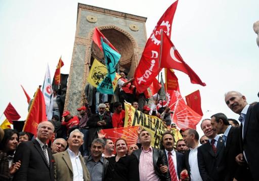 DİSK 32 yıl sonra 1 Mayıs'ı Taksim'de kutlamanın sevincini yaşadı. Hak İş ve Türk İş'e bağlı sendikalarda alanda saygı duruşu yaptılar