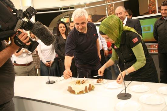 2 Haziran 2008'de yayın hayatına başlayan ÜLKE TV bugün 1 yaşını doldurdu. Kanalın haber merkezinde pasta kesilerek kutlama düzenlendi.