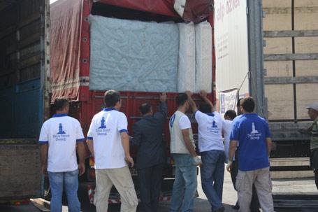 Deniz Feneri, yukarıda sayılan beş ilçedeki 50 farklı aile için de kapsamlı bir yardım operasyonu başlattı. Operasyon kapsamında 10 kamyonluk yardım malzemesi bugün Zeytinburnu Lojistik Merkezinden çıkış yaptı.