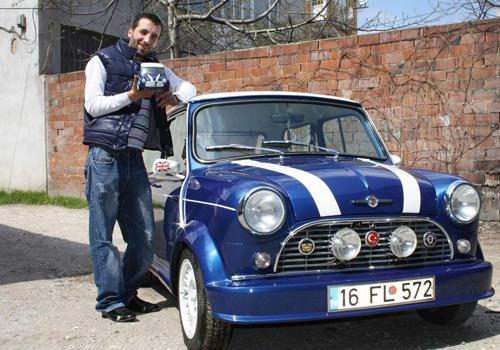 <p>Uzun çabalar ve 34 bin liralık harcamayla çocukken hayalini kurduğu otomobile binmenin mutluluğunu yaşayan Kumova, "Şu an aracım tam istediğim gibi oldu. Yolda giderken herkes hayranlıkla otomobile bakıyor. Birçok insan satmam için teklifte bulunuyor. Hatta sıfır otomobil karşılığında isteyenler oldu.<br /><br />Mini Cooper yetkilileri böyle bir araca sahip olduğumu duymuşlar, beni 50'inci yıl kutlamalarına çağırdılar. Ancak aracımın plakalarını çıkartamadığım için katılamadım. Klasik araba fuarına katıldık. Gören herkes nasıl yaptığımız bu otomobili nereden bulduğumuzu soruyor."</p>