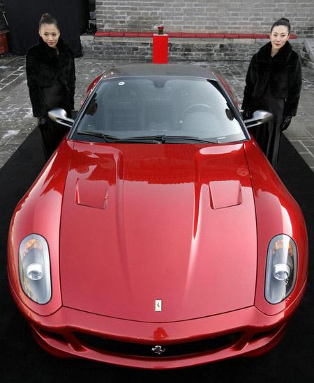 Lüks otomobil üreticisi Ferrari'nin 599 GTB Fiorano modeli temel alınarak sadece 1 adet üretilen ''China Limited Edition'' modeli 1,2 milyon avroya alıcı buldu. Aracın Şangaylı bir müşteriye satıldığı belirtildi. İşte teknoloji harikası aracın fotoğraflar
