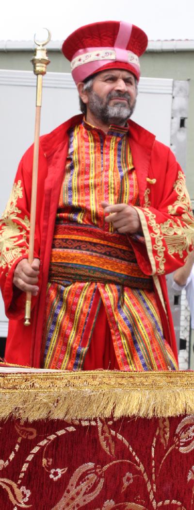 Yaşanan Mehter takımı bolluğununun sebebi, Mehterin ikinci baharını yaşamasına vesile olan, sivil kanatta Mehterin dirilişinin piri Osman Sak dersek abartı olmaz.