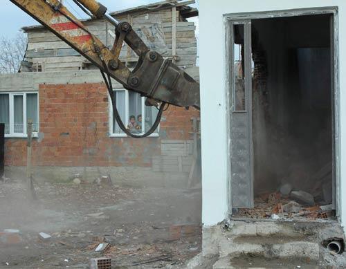 Bu arada, yeni yaptığı evi yıkılmaya başlayınca fenalaşan Abdullah Aktaş ve eşi Türkan Aktaş bayıldı. Yere yığılan yaşlı çifte sağlık ekipleri müdahale etti.
Vatandaşlar, evlerinin yıkılmasını yaşlı gözlerle seyrederken, bazı kadınların ise Yasin okuması dikkat çekti.