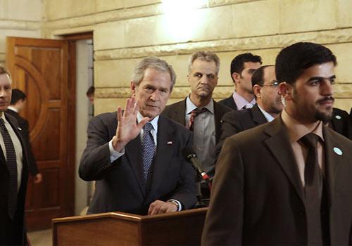 El Bağdadi televizyonu muhabiri Muntasar El Zeydi, Irak'a sürpriz bir ziyarette bulunan ABD Başkanı Bush'a basın toplantısı sırasında ayakkabılarını fırlattı.
