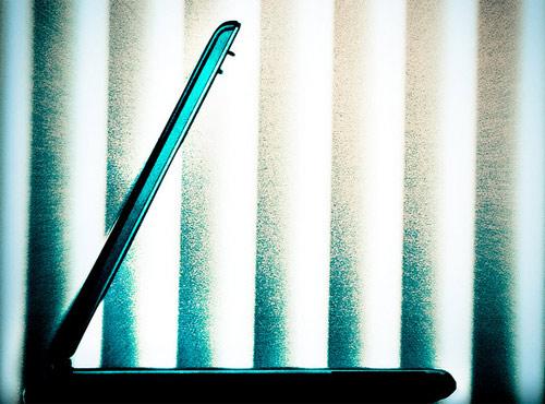 <p><strong><span style="color: #0000ff;">KİŞİLİĞİNİZLE ÇELİŞMEYİN</span></strong></p>
<p>Yapılan araştırmalar bu tür ağla-rın tercih sebebinin öncelikle "eğlence" olduğunu söylüyor. Eğer paylaşım ağını tercih sebebi eğlence ise kişi normal hayatındaki eğlence anlayışını da gözden geçirmeli ve ona paralel eğlenceleri tercih etmelidir. Yani kimliği ve değerleriyle çelişmeyen, internet üzerinden değil de gerçek ilişkilerde de eğlenme tarzı nasılsa, o tarza uygun hareket etmelidir. Bu hem bireyin kimlik karmaşasına/çatışmasına düşmesini engeller, hem de kendisini aslında yapmak istemediği işler içinde bulmasının önüne geçer. </p>