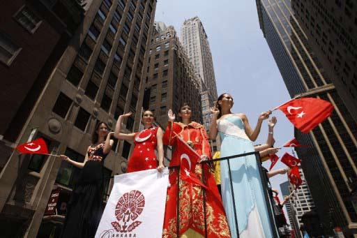 New York'ta 28'inci geleneksel Türk Günü Yürüyüşü ve Festivali büyük bir coşkuyla yapıldı. Törenlere F.Bahçe, G.Saray, Beşiktaş, Trabzon ve Karşıyaka taraftarları damga vurdu.