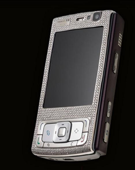 Nokia N95 by Amosu- Parlayan teknik ışıltılı bir kasa ile birleşiyor. Bu özel Nokia N95 sürümünde 658 adet elmas gümüşi yüzeyde size doğru gülümsüyor.. Fiyat: 34.600 Euro