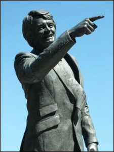 İngiltere Milli Takımı'nın eski futbolcusu ve teknik direktör Sir Bobby Robson'un 76 yaşında İngiltere'nin County Durham kentindeki evinde kansere yenik düştüğü bildirildi.