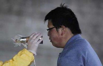 Japonya'da sızan radyasyondan etkilenenler tecrit ediliyor. Nihonmatsu'da radyasyona maruz kalan bir genç özel bölümün arkasında annesiyle ve köpeğiyle vedalaştı. Göz yaşartan ayrılık dünyaya böyle yansıdı.