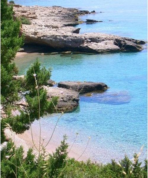 <p><br/>Ala&ccedil;atı S&ouml;rf Koyu<p><br/>
<p>

&Ccedil;ağla Kubat
&Ccedil;eşmede, Ala&ccedil;atı S&ouml;rf Koyu ve Aya Yorgi favorilerim. S&ouml;rf yapmıyorsam ve r&uuml;zgar yoksa, buralarda denize girmeyi, dinlenmeyi ve huzur bulmayı &ccedil;ok seviyorum. Bir de Ayvalık Cundada Patri&ccedil;a Koyunu &ccedil;ok beğenmiştim.<p>

Bahsettiğim koylara sevdiğim arkadaşlarımla gitmeyi tercih ederim. Onlarla tavla oynamak, sohbet etmek keyifli olur. Ala&ccedil;atıya gittiysem, İleri Cafeye mutlaka uğrarım. Salataları ve makarnaları &ccedil;ok başarılı.