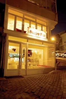 BURGER BAR
Önce Bağdat Caddesi, ardından...

Burger Bar, yeni nesil hamburger restoranlarının öncüleri arasında yer alıyor. İlk Burger Bar restoranı yaklaşık 3 yıl önce İstanbul İstinye Reşitpaşa'da hizmet vermeye başladı. Restoranın mönüsünde çok çeşitli hamburger seçenekleri var. Burger Bar'da hamburger dışında Meksika fasulyesi, falafel, salata, tatlı ve çeşitli içecek seçenekleri bulunuyor. Restoranda istenmedikçe çatal bıçak servisi yapılmıyor. Restoran sahipleri hamburger ve patates kızartmasının elle yenmesinden yana.
Burger Bar, ilk kez bu yıl şube açma kararı aldı. Burger Bar Müdürü Ceki Batı, "Önümüzdeki birkaç ay içinde ikinci şubemizi Bağdat Caddesi'nde açacağız. Ardından İstanbul'un diğer semtlerine yayılmayı hedefliyoruz" diyor. Burger Bar'ın ikinci restoranı da şirket tarafından işletilecek. Daha sonrakilerse franchising sistemiyle açılacak. Batı, franchising altyapısını tamamladıktan sonra İstanbul dışında da yeni şubeler açacaklarını söylüyor.