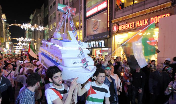 Beyoğlu Tünel Meydanı'nda toplanan çok sayıda protestocu, ''Bekle Filistin, Mavi Marmara geliyor'' şeklinde slogan atarak Taksim Meydanı'na yürüdü.
