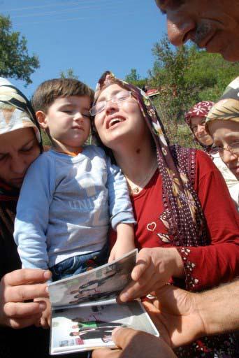 Tuzla Tersaneler bölgesindeki felika kazasında ölen Ramazan Çetinkaya'nın cenazesi toprağa verildi. Ailesine verilmek üzere para toplandı,