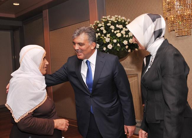 Cumhurbaşkanı Gül'ün Köşk'te verdiği ilk iftara katılan Gaziantepli bir şehit anası ile arasında geçen diyalog Türkiye gerçeğini bir kez daha ortaya koydu. Tüylerin diken diken olduğu an: