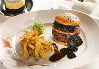 ABD'nin Las Vegas kentindeki Fleur Burger adlı restoranda özel bir şarapla sunulan kobe bifteğinden yapılan burger- 5000 dolar.