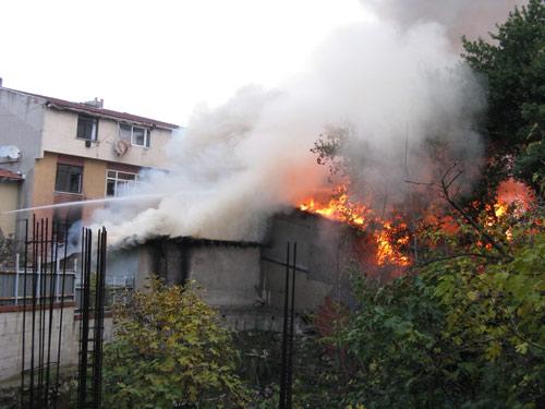 Fatih'te, 3 katlı bina ile yanındaki ahşap bina, yanarak kül oldu. İtfaiye ekipleri, dar sokaklar nedeniyle metrelerce yükselen alevlere müdahale etmekte güçlük çekti.