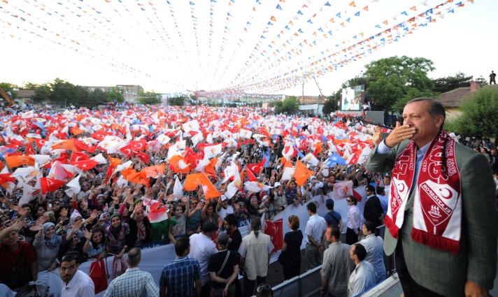 Eşi Emine Erdoğan ile birlikte mitinge katılanları selamlayan Erdoğan, "Gakkoşlar" diyerek selamladığı kalabalığa "Hakkınızı helal edin, geciktim" dedi. Elazığ'da yaşayan Tuncelilileri de unutmayan Erdoğan, Çemişgezek ve Pertekli kardeşlerini de selamladığını söyledi. Elazığ'ı 'şarkın efsanevi şehri, doğunun incisi' olarak tanımlayan Erdoğan, geçtiğimiz yıl 22 Mart'ta hayatını kaybeden Elazığ Milletvekili Hamza Yanılmaz'ı da rahmetle andığını söyledi.