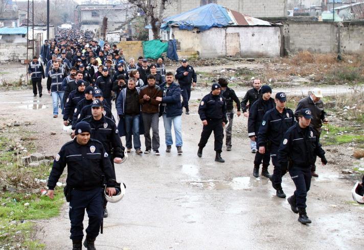 Adana'da uyuşturucu satıcılarına yönelik 550 polisin katılımıyla gerçekleştirilen operasyonda aralarında 9 aylık hamile bir kadının da bulunduğu 57 kişi gözaltına alındı.