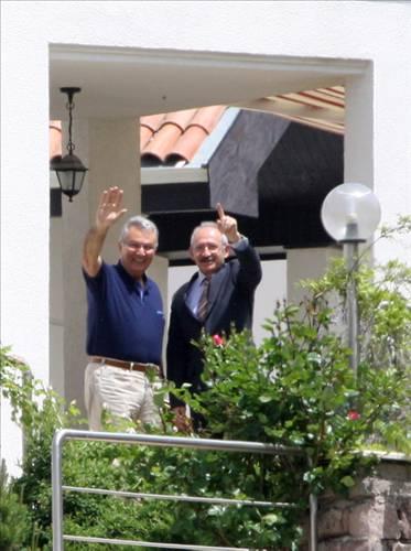 CHP eski Genel Başkanı Antalya Milletvekili Deniz Baykal, partisinin Grup Başkan Vekili Kemal Kılıçdaroğlu ile Ankara Beysu kentteki evinin verandasında görüşmüştü. Baykal ve Kılıçdaroğlu, görüşme sonrasında bir tepe üzerinde kendilerini görüntülemeye çalışan foto muhabiri ve kameramanlara el sallamıştı.