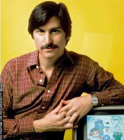 Steve Jobs 24 Şubat 1955te Wisconsinde Amerikalı Joanne Carole Schieble ve Suriye asıllı Abdulfattah John Jandalinin oğlu olarak dünyaya geldi. Ailesinin onu üniversite mezunu bir çiftin evlat edinmesini istemesi üzerine doğumundan bir hafta sonra Kaliforniyadan Paul Jobs ve Clara Jobs çifti tarafından evlatlık olarak alındı.