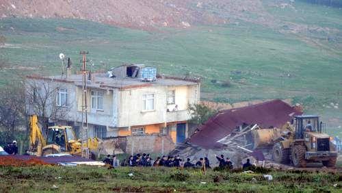 Sultanbeyli'de yaklaşık 50 gecekonduyu yıkmak için gelen yıkım ekipleri ile gecekondu sahipleri arasında kavga çıktı. Yıkım sırasında objektiflere yansıyan kareler insanın kanını dondurdu: