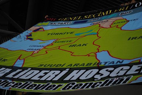 Başbakan Erdoğan'ın konuşması sırasında Sinan Erdem Spor Kompleksi'nin üst tribünlerinde yer alan bir grup genç bir pankart açtı. Üzerinde "2011 Seçim Sonuçları" yazan pankartta Türkiye ve Ortadoğu haritası yer aldı.