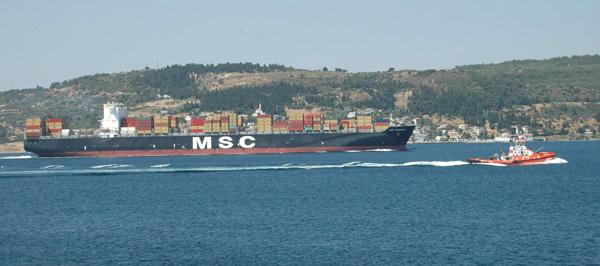 Boğazlar Tüzüğü'ne göre 300 metre uzunluğundan fazla olan gemilerin geçişinde boğazın tek taraflı olarak deniz trafiğine kapatıldığını belirten yetkililer, boğazın saat 13.30'dan itibaren yeniden trafiğe açılacağını belirtti.