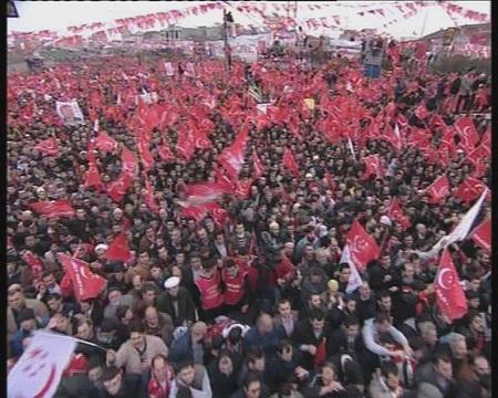 Saadet Partisi'nin İstanbul mitingi: Bugün Çağlayan'ın ikinci konuğu Saadet Partililer oldu. Mitingde Necmettin Erbakan sürprizi yaşandı. Erbakan uzun bir aradan sonra meydanlarda yerini aldı.