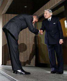 Forbesun geçen hafta Dünyanın en güçlü adamı olarak ilan ettiği ABD Başkanı Barack Obamanın Japonya ziyareti sırasında Japon İmparatoru Akihito karşısında eğilmesi kriz yarattı.