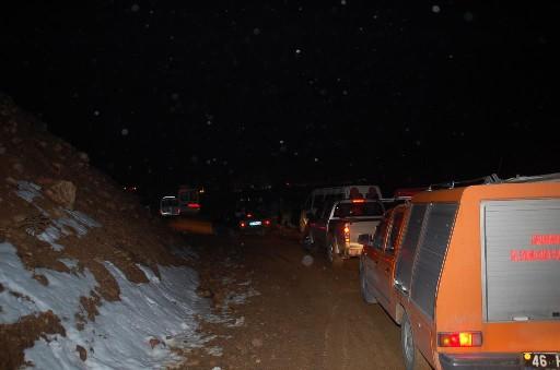 BBP lideri Yazıcıoğlu'nu taşırken düşen hekikoptere ulaşma çabaları aralıksız sürüyor. Helikopter için adeta bir ordu seferber edildi...