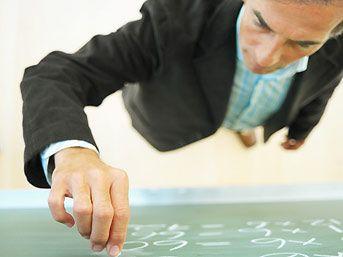 2. Matematik sınavın çok iyi geçmişti, ama beklediğinden çok daha düşük bir not aldın. Dersten sonra hocanın yanına giderek Sınavım çok iyi geçmişti, bu notu hak etmedim. Galiba puanlamada bir hata yaptınız. Kağıdı tekrar okumalısınız diyerek notunuzu yükseltmesini isteyeceksiniz.  Ama unutma, sert çıkışlar ve ağlayarak not dilenmeler öğretmenler üzerinde çoğu zaman ters tepki yaratır. Bu durumda yapman gereken, notunu yükseltmesini istemek değil, onunla açıkça konuşarak daha iyi bir not almak için nasıl bir program izlemen gerektiğini sormak olmalı. Kağıdını görmek de senin en doğal hakkın. Ama bunu sert bir şekilde ve emreder tavırlarla söylememeye çalış