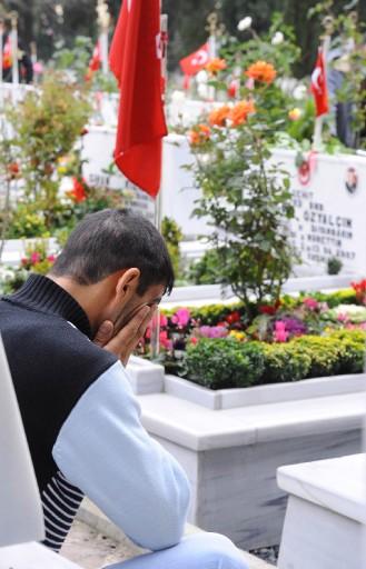 Arefe ünü şehitlikler doldu, taştı