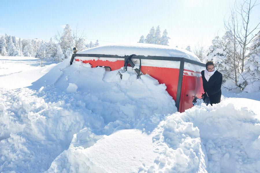 Öğle saatlerinde kar motoruyla bölgeye giden 49 yaşındaki Sadık Şentürk, kar taşıtını tamir etmek için kolları sıvadı.